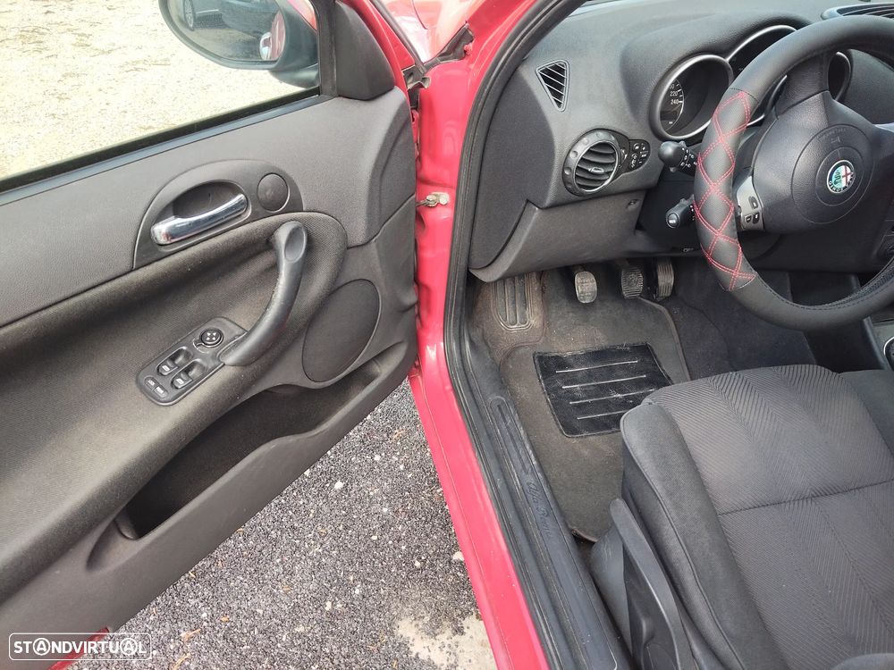 Alfa Romeo 147 1.6 TS Distinctive - 12