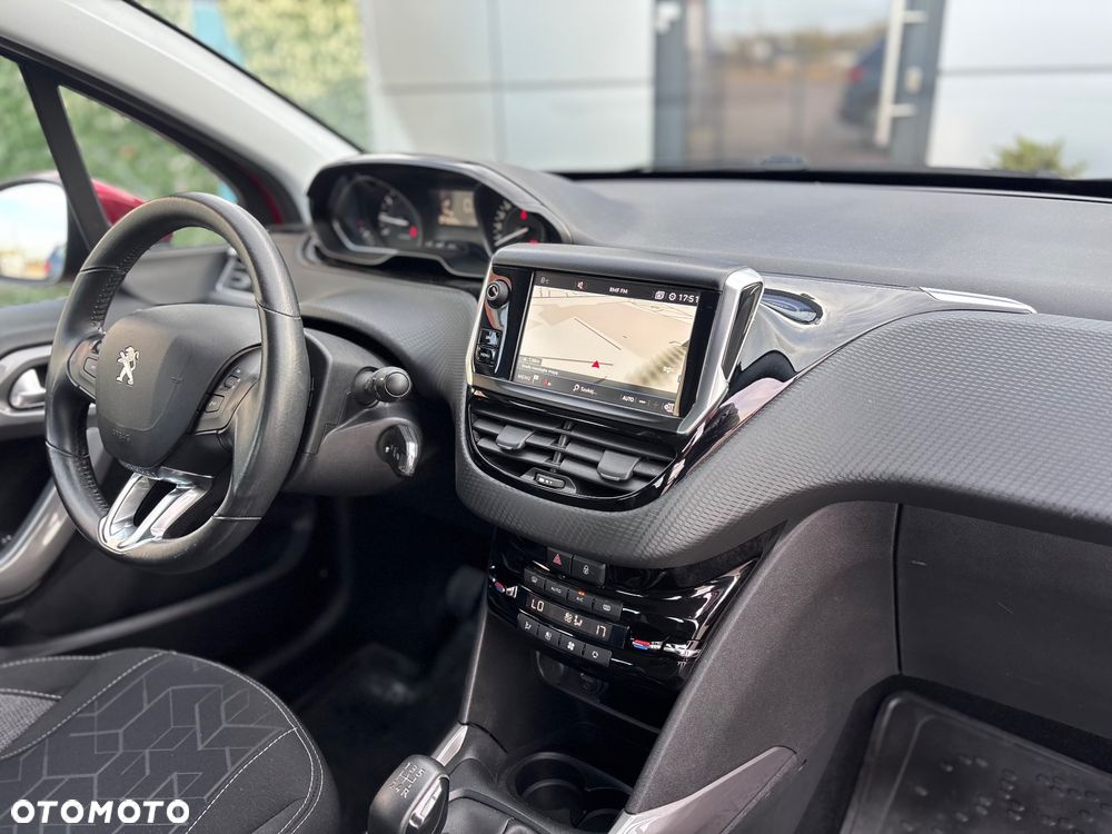 Peugeot 2008 1.2 Pure Tech Allure S&S - 39