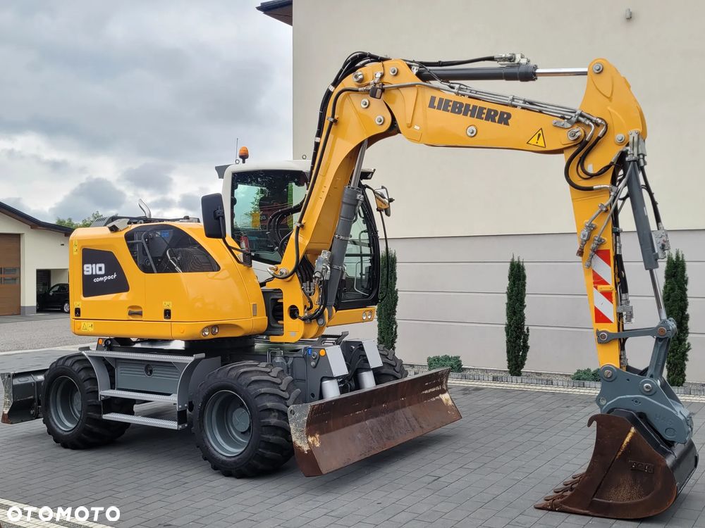 Liebherr A910 compact / 3 łyżki + widły / 2018rok / 2 x pług / - 1