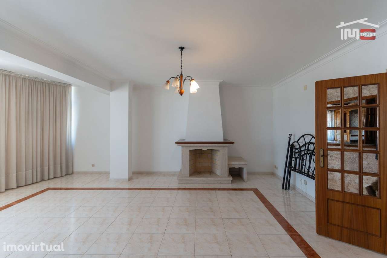 APARTAMENTO T3 COZINHA EQUIPADA  COM ELEVADOR ARRECADAÇÃO E PARQUEA... - Grande imagem: 3/16