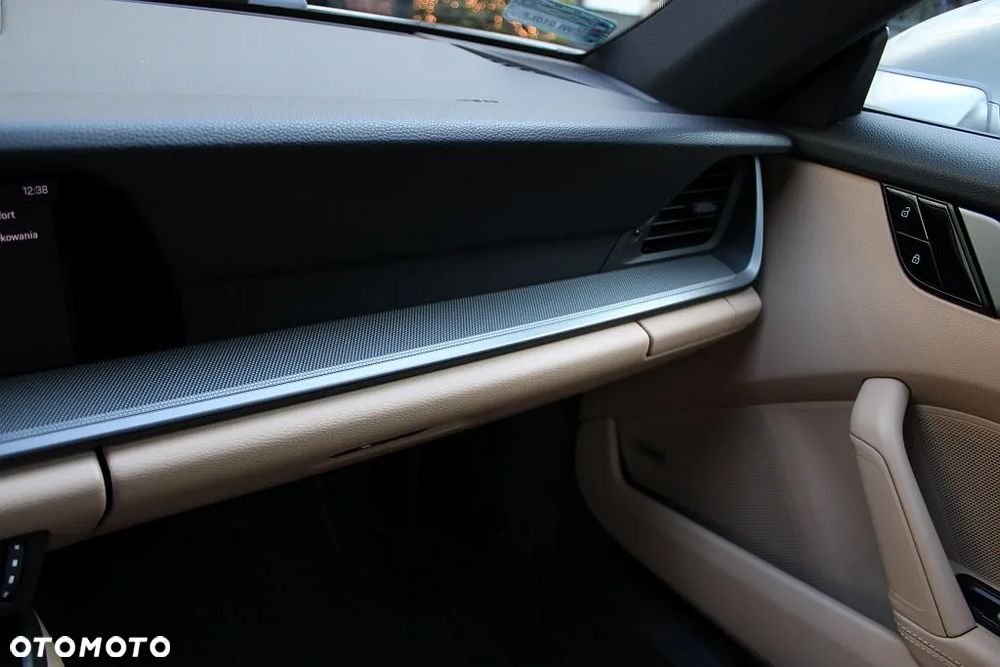 Porsche 911 Carrera 4 - 32