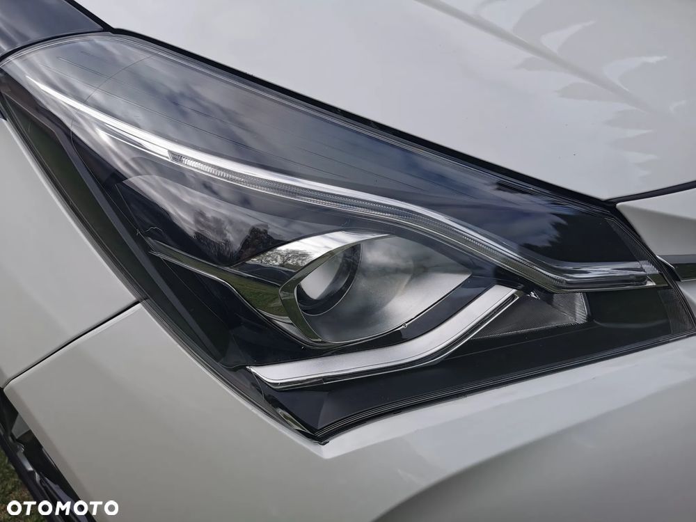 Toyota Yaris Hybrid 100 Selection - 19