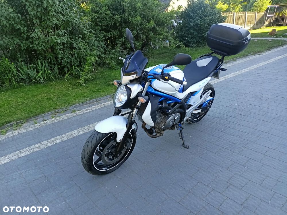 Suzuki Gladius - 1