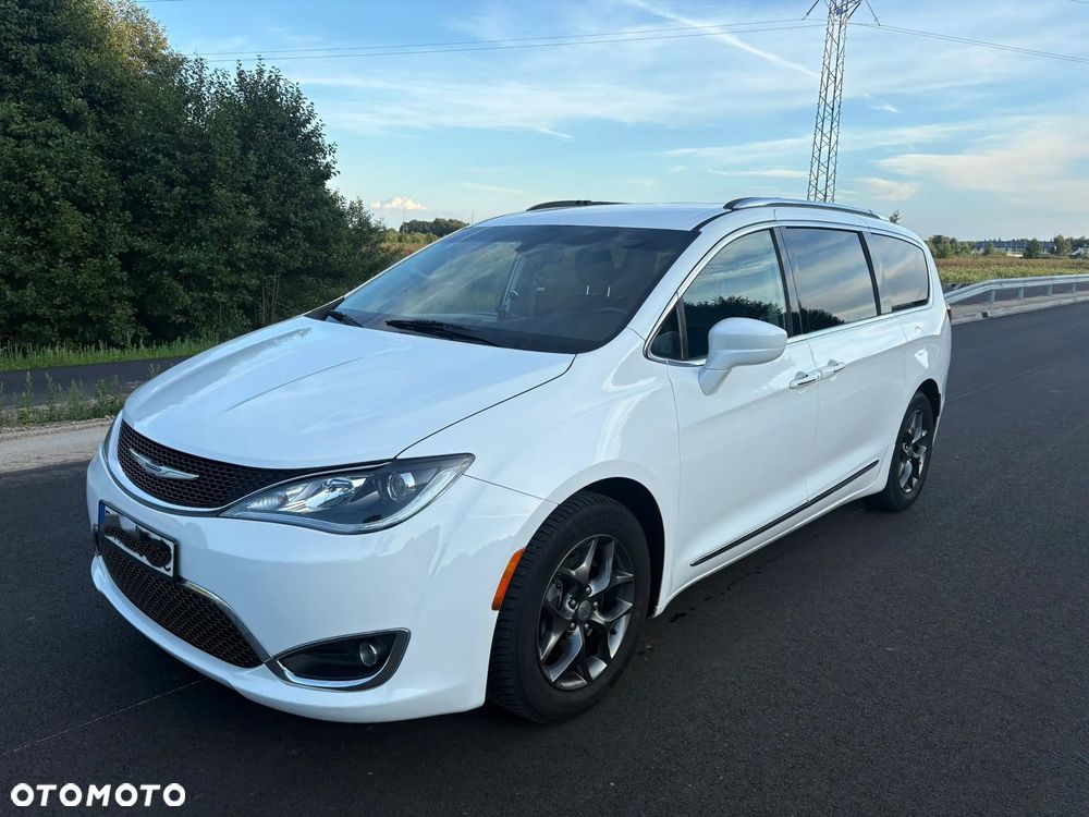 Chrysler Pacifica - 1
