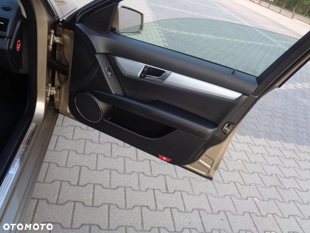 Mercedes-Benz Klasa C 200 (BlueEFFICIENCY) Avantgarde - 37