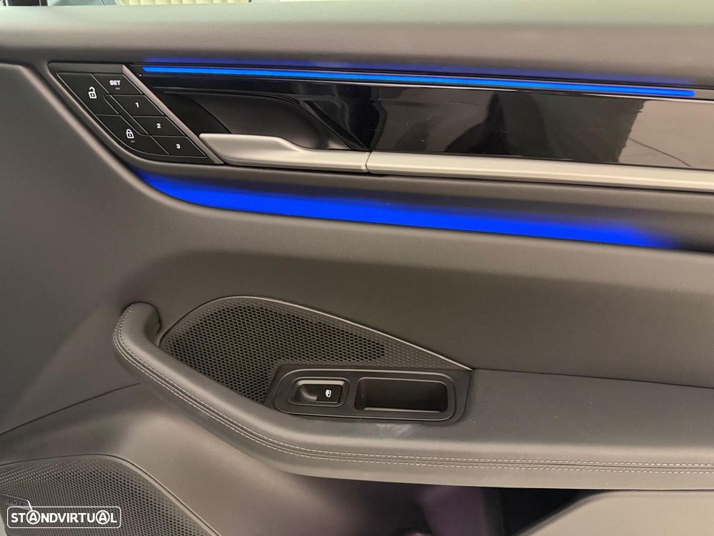 Porsche Macan Electric 4 - 21
