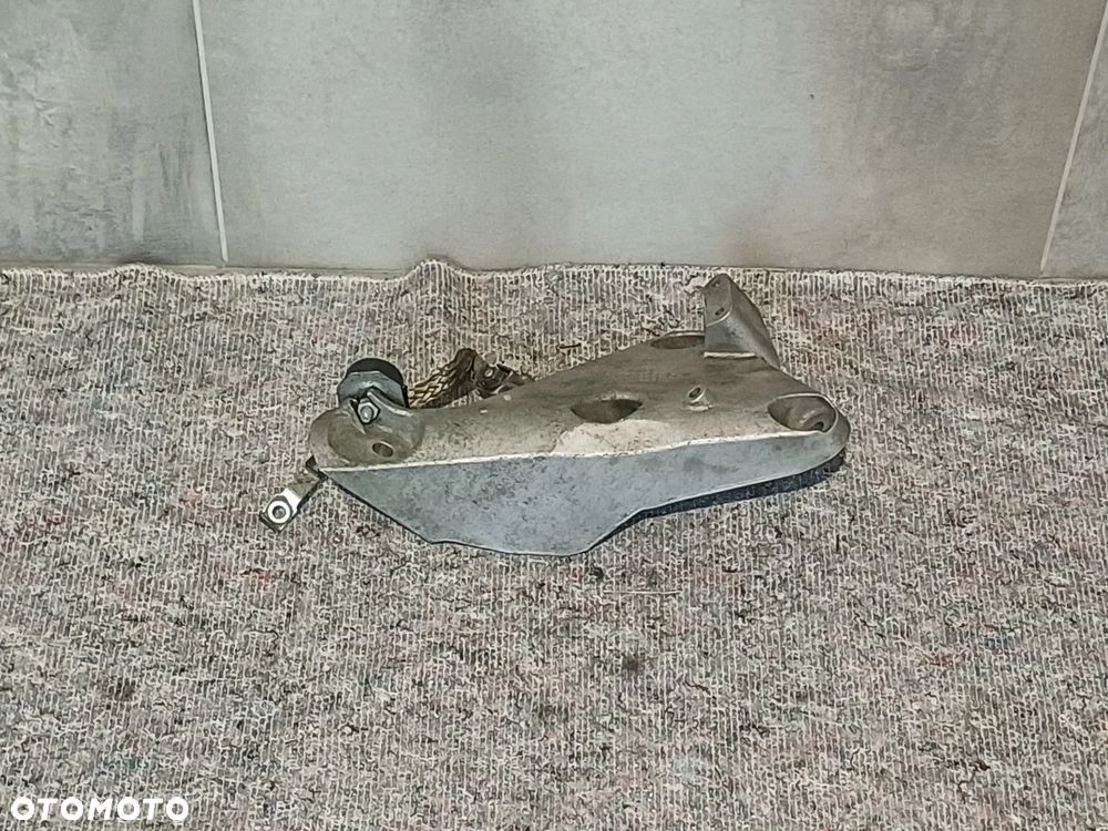 NR 16 Łapa silnika BMW X5 E70 3.0TDI 68572910 - 4