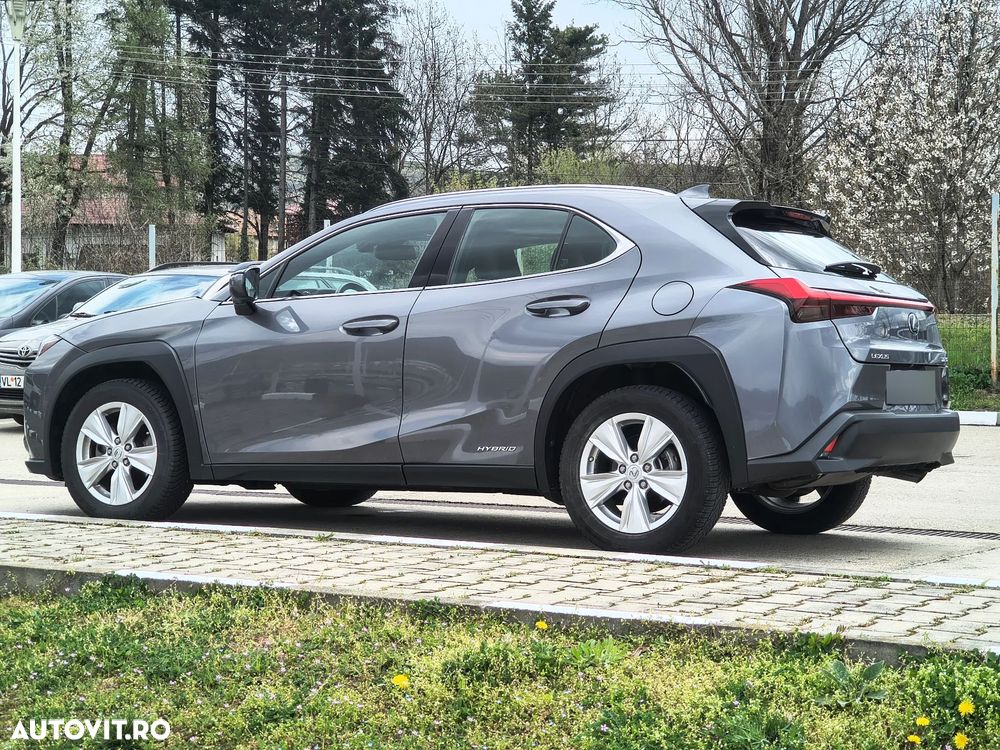 Lexus UX 250h (E-FOUR) Business Edition - 32