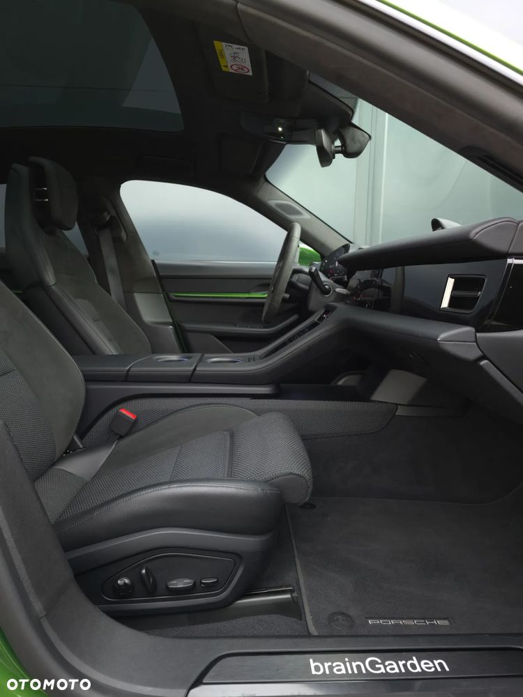 Porsche Taycan Turbo - 26