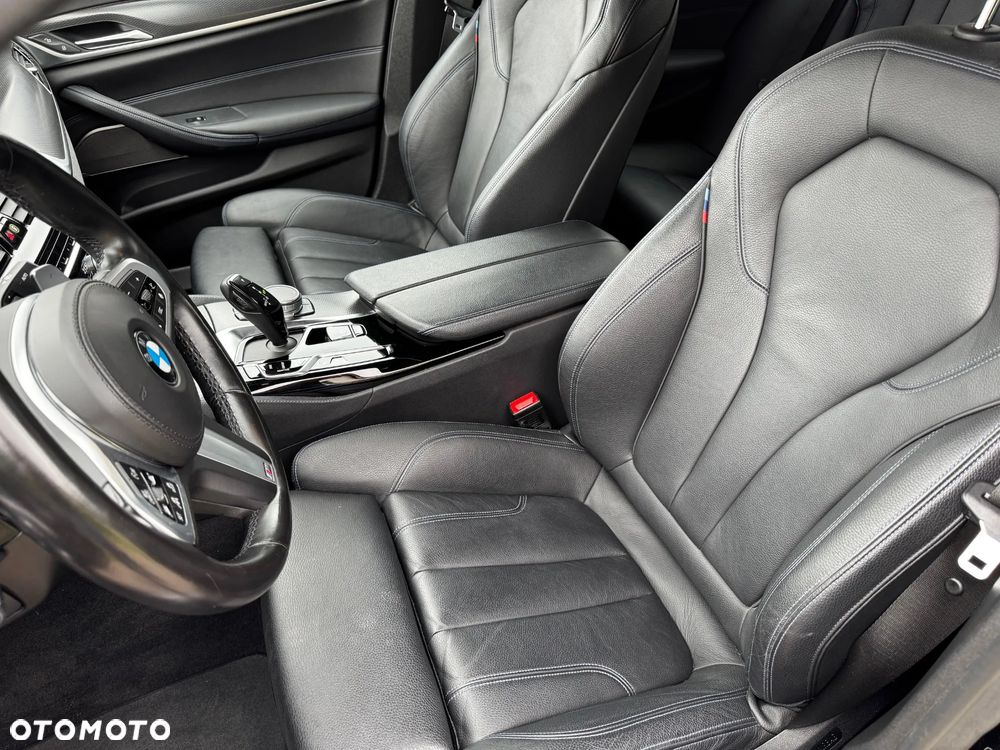 BMW Seria 5 M550i xDrive sport - 27