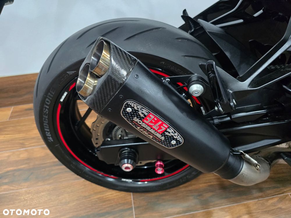 Suzuki GSX - 17