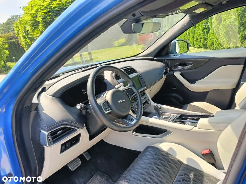 Jaguar F-Pace P550 AWD SVR - 11