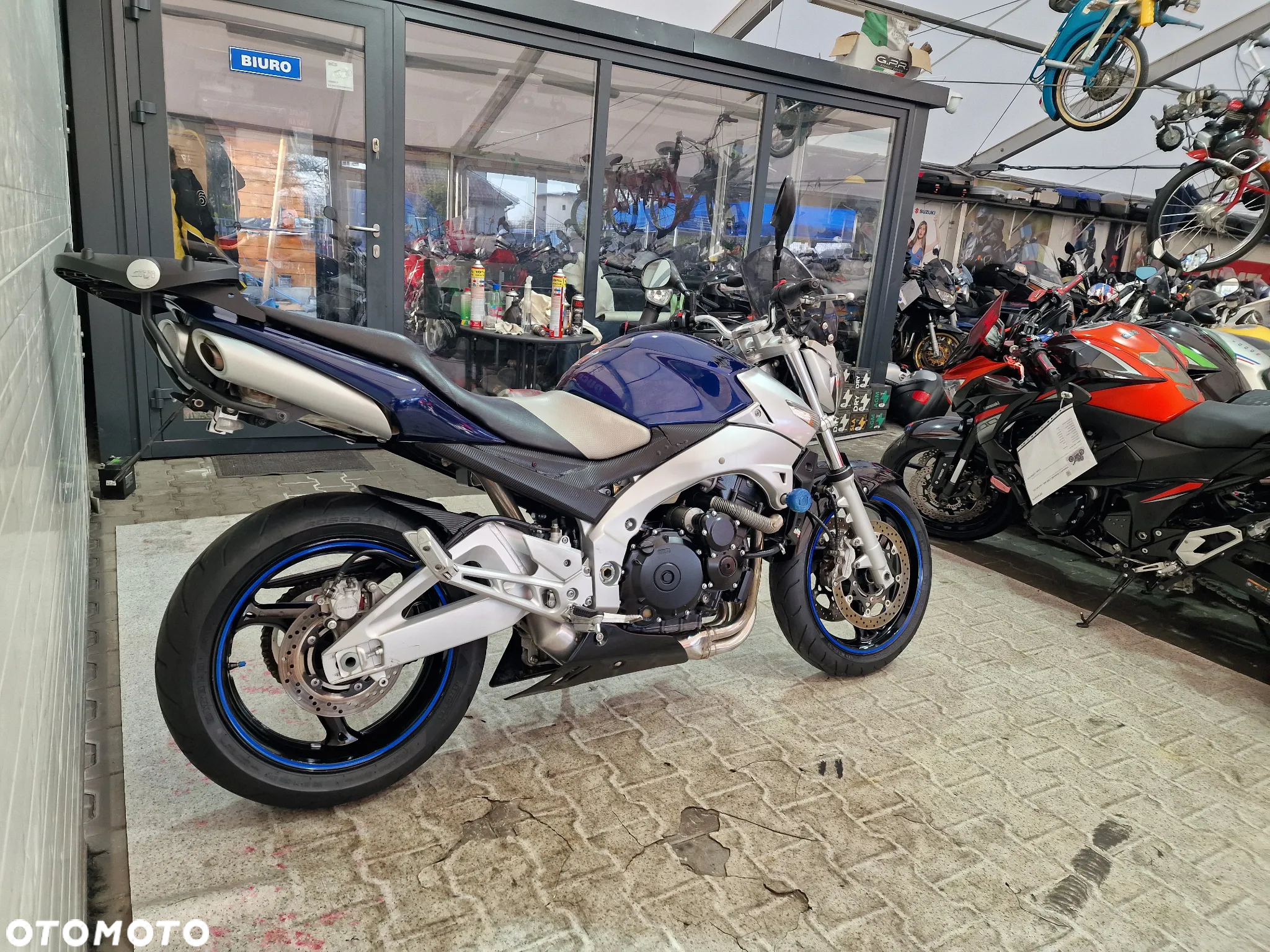 Suzuki GSR - 17
