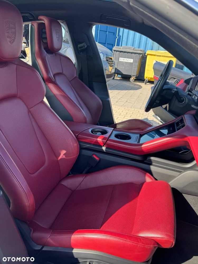 Porsche Taycan GTS - 12