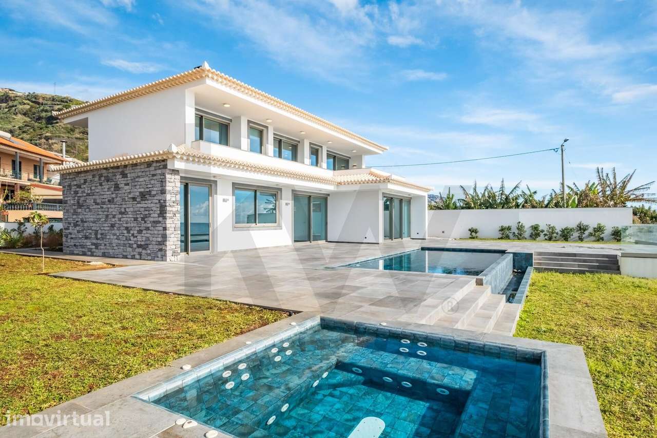 Exclusive 4 Bedroom Seafront Villa | Prime Residential or Luxury Inves - Grande imagem: 2/39