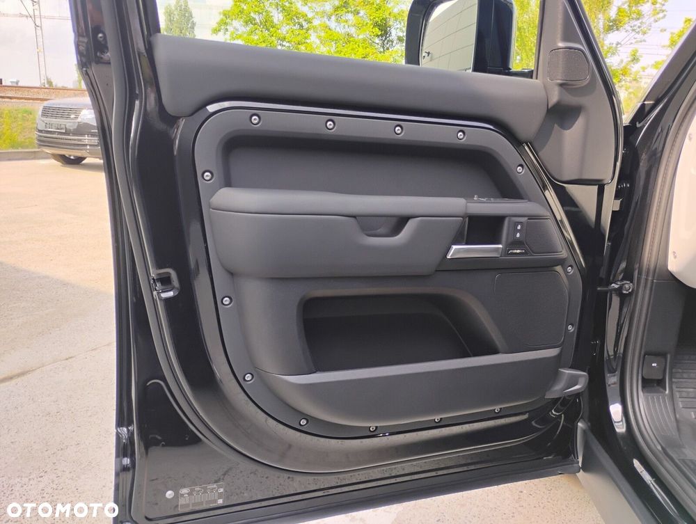 Land Rover Defender - 16