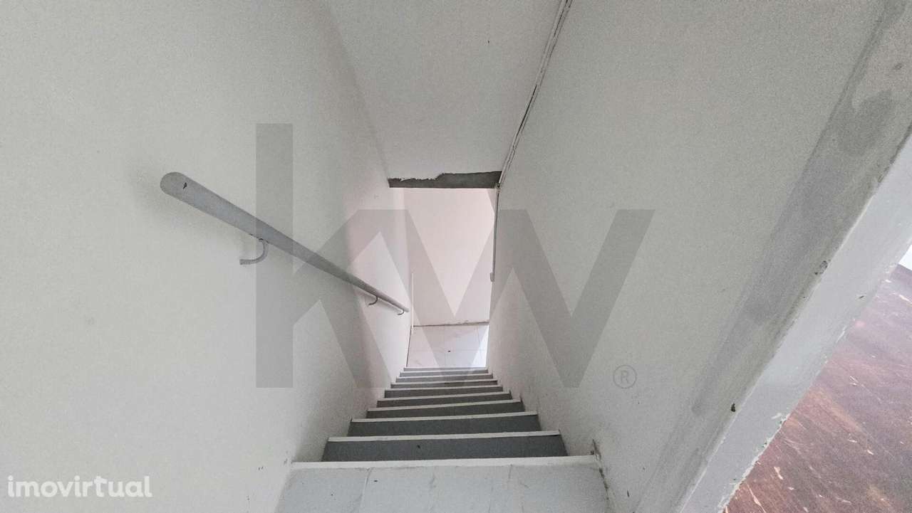 Moradia T3 de 3 Pisos no Centro da Ribeira Grande com Quintal - Grande imagem: 2/13