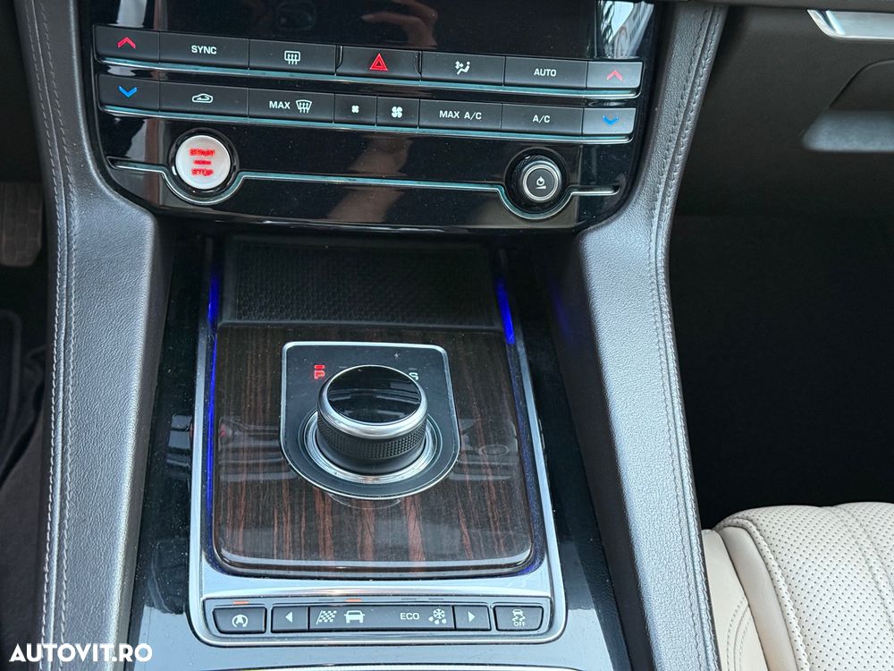 Jaguar F-Pace 20d AWD Prestige - 18