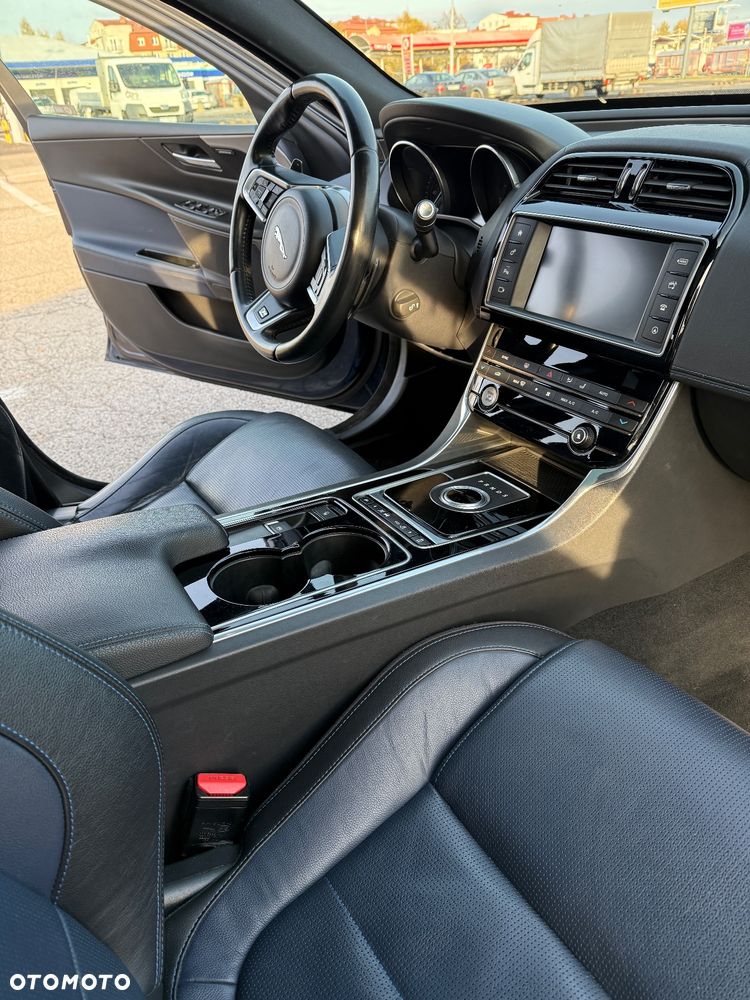 Jaguar XE 2.0 D R-Sport - 9