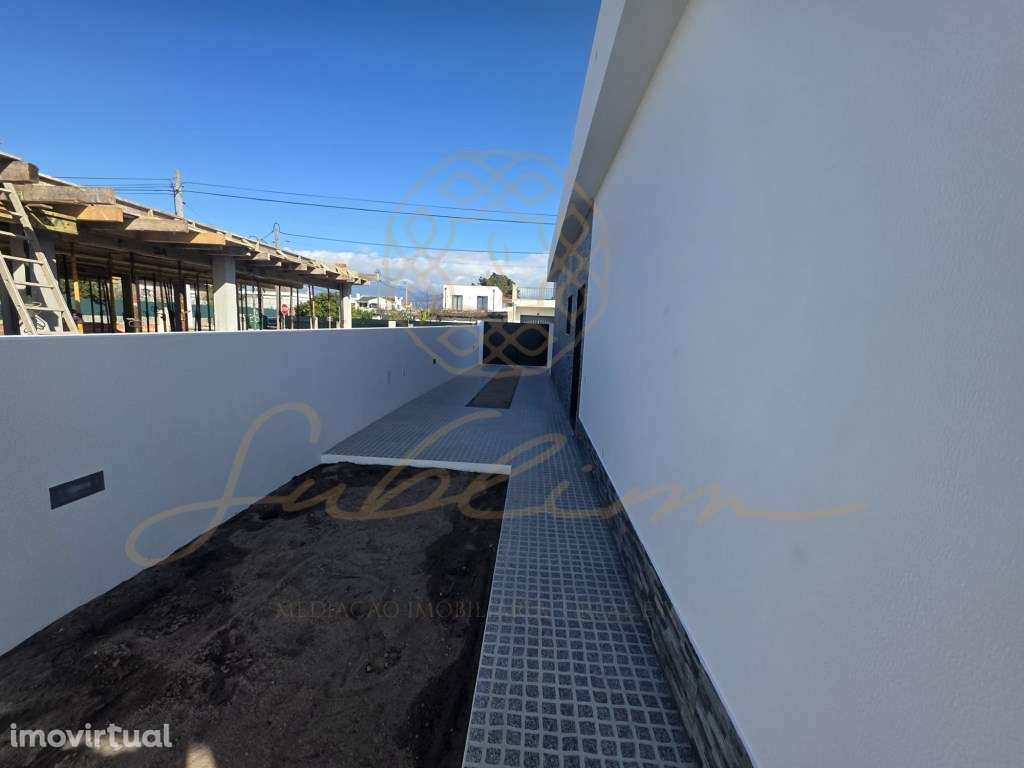 Moradia Isolada , térrea com 5 Assoalhadas - Grande imagem: 2/29