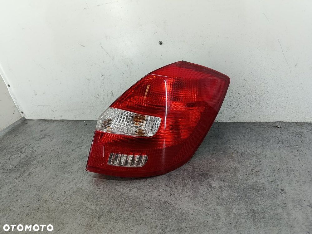 LAMPA TYLNA PRAWA  FABIA II 5J6945096 5J6945112 VP7SWX-13404 VP7SWX-13A602 - 2