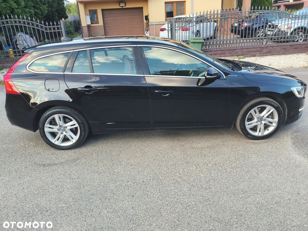 Volvo V60 D6 AWD Plug-in Hybrid R-Design Momentum - 28