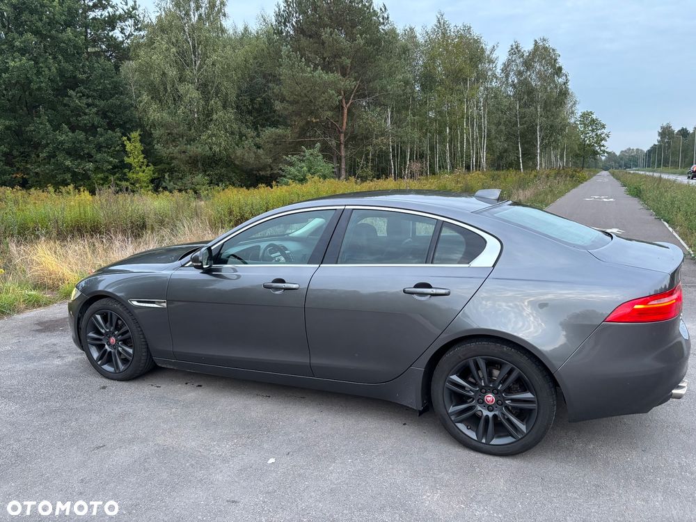Jaguar XE 2.0 D Prestige - 10