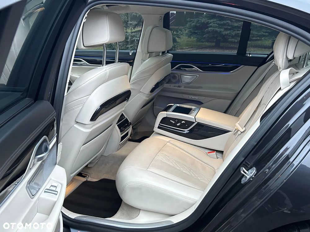 BMW Seria 7 750i - 31