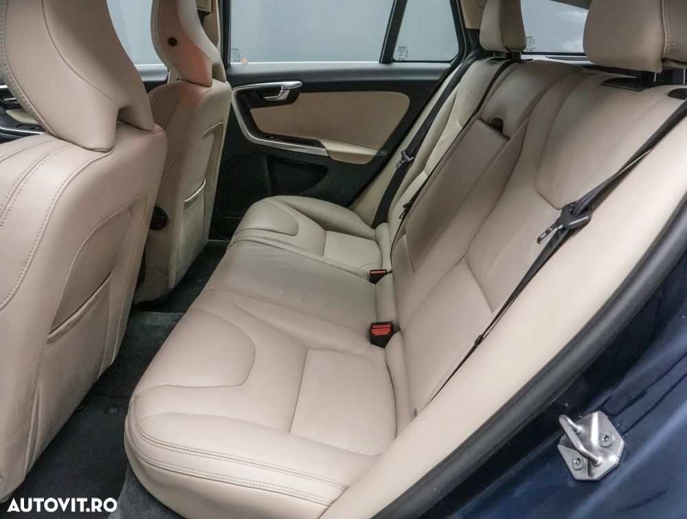 Volvo V60 D5 Summum - 16