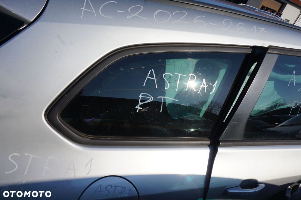 SZYBA KAROSERYJNA TYLNA PRAWA BOCZNA ASTRA IV J KOMBI  OPEL 2009-2015 - 1