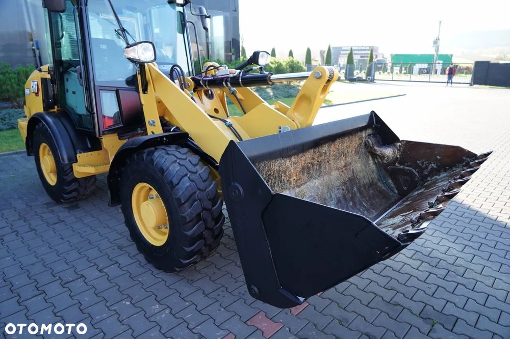 Caterpillar 906M / ŁADOWARKA KOŁOWA / 2020 ROK / ŁYŻKA SZCZĘKOWA / - 17