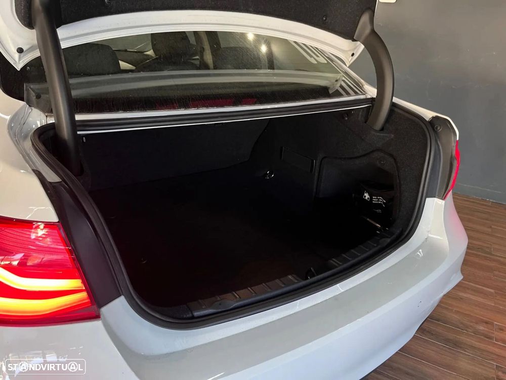 BMW 318 d Line Sport - 10
