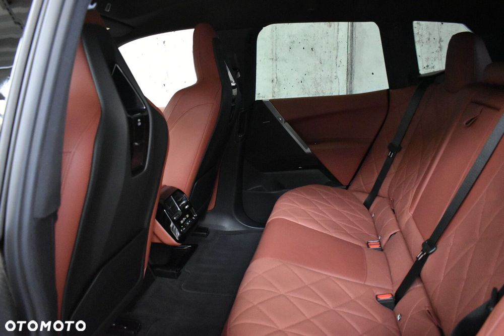 BMW iX - 23