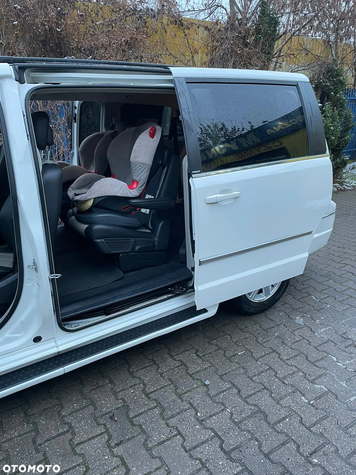 Chrysler Town & Country - 16
