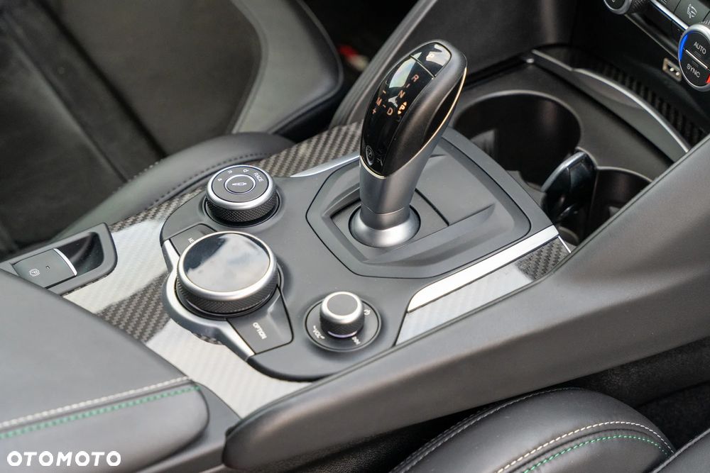 Alfa Romeo Giulia 2.9 V6 Bi-Turbo AT8 Quadrifoglio - 13