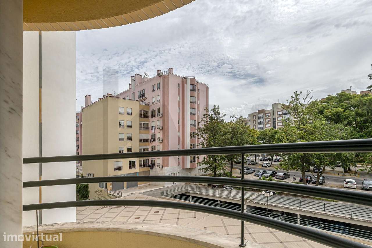 T2 amplo e mobilado, com lugar de estacionamento na Qta. do Lambert - Grande imagem: 4/26
