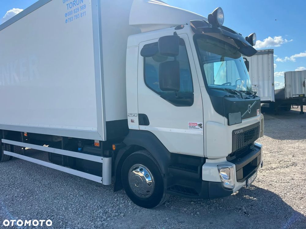 Volvo Dzierżawa izoterma z windą, otwierany bok - 13