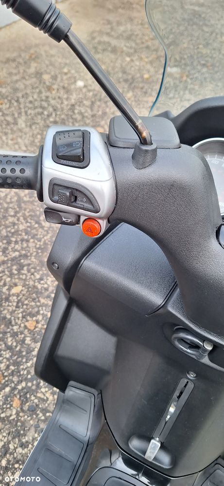 Piaggio MP-3 - 25