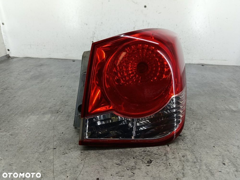 LAMPA TYLNA PRAWA CHEVROLET CRUZE I SEDAN - 1