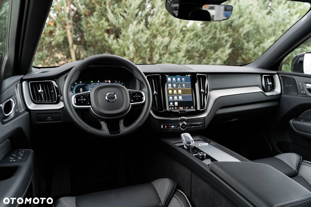 Volvo XC 60 B5 B AWD Plus Dark - 24