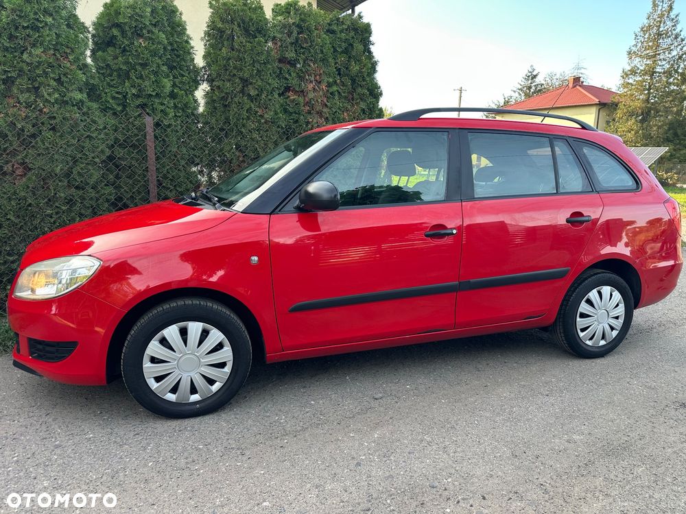 Skoda Fabia 2011 photo 2