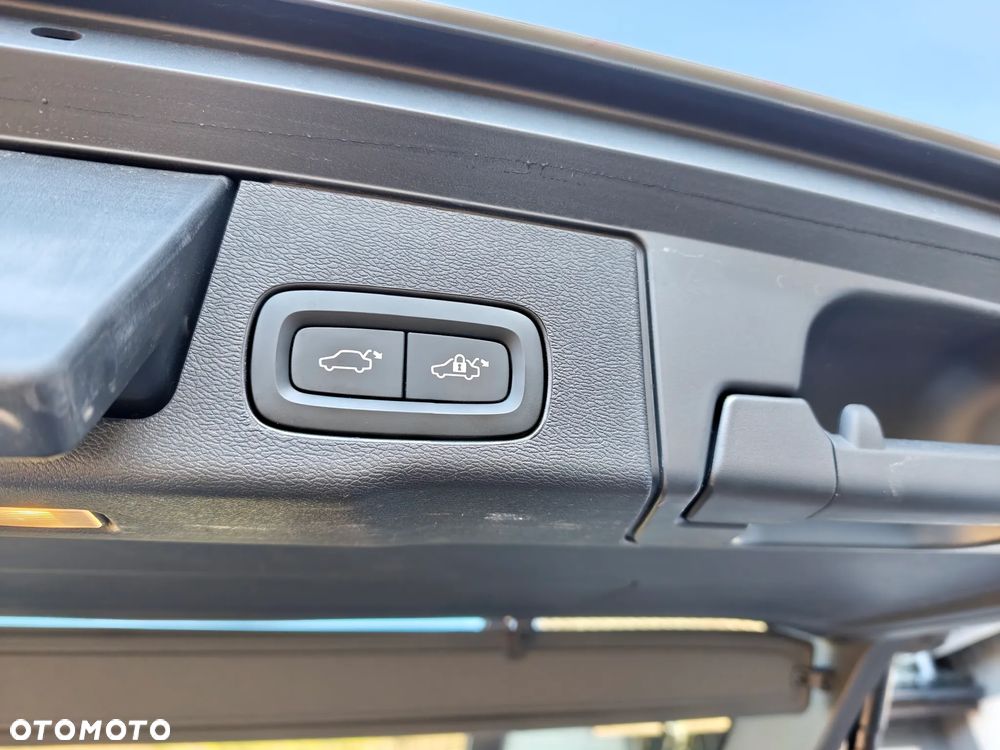Volvo XC 60 T8 AWD Recharge Geartronic RDesign Expression - 22