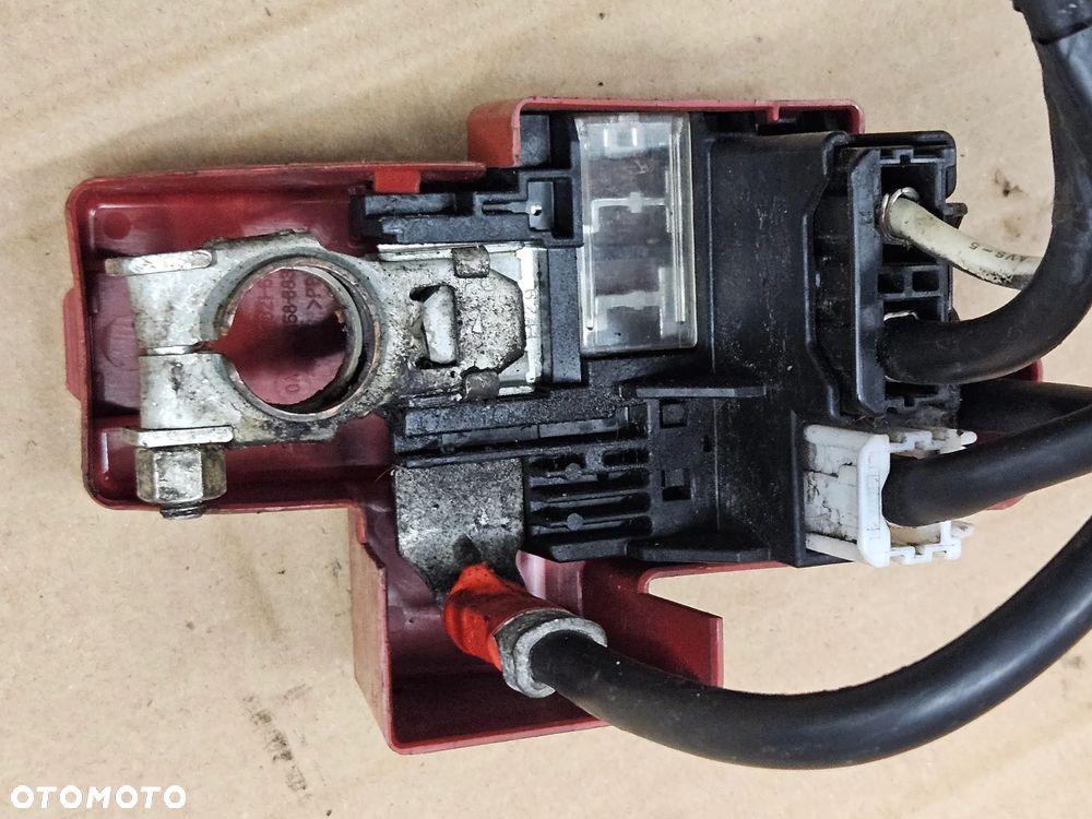 Toyota Yaris II 1.0  1.4 D4D skrzynka bezpieczników akumulatora klema - 3