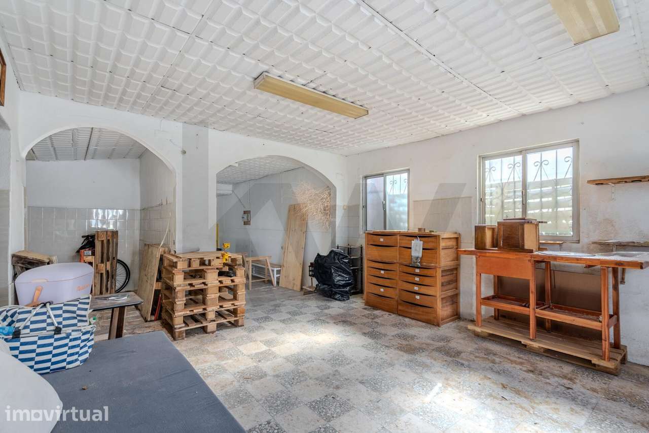 Espaço Comercial com Potencial de Conversão para Habitação | Charneca - Grande imagem: 4/24