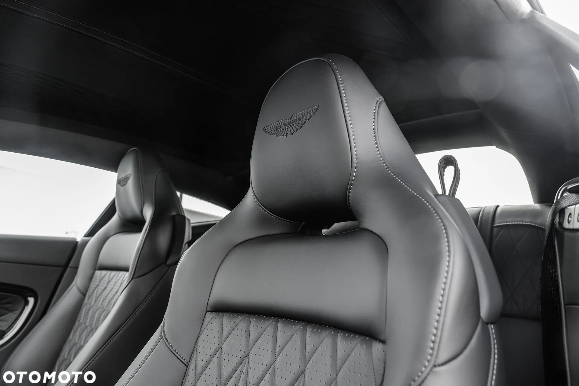 Aston Martin DB12 - 11