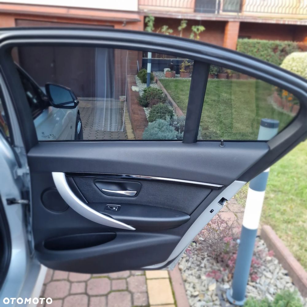 BMW Seria 3 330i xDrive M Sport - 11