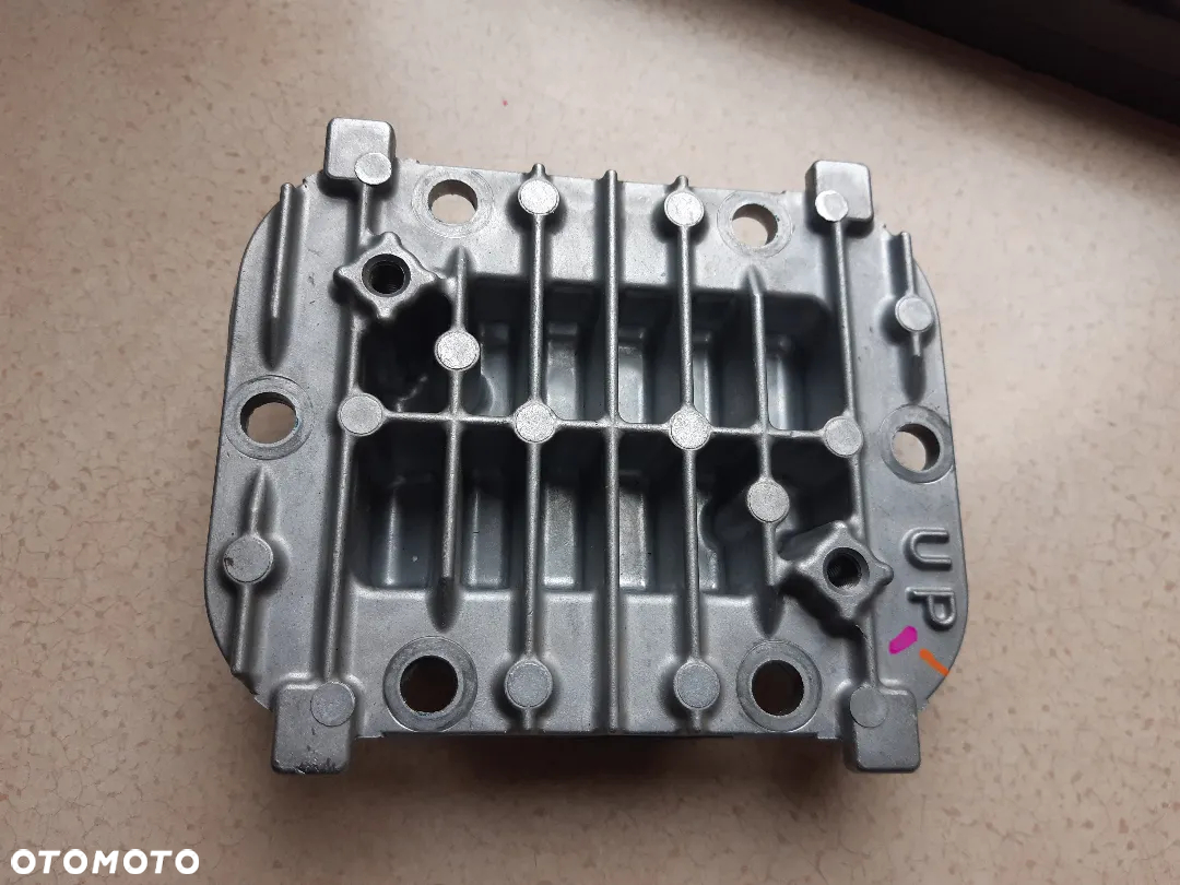 ZAŚLEPKA PTO do skrzyni DEKIEL POKRYWA ISUZU - 2