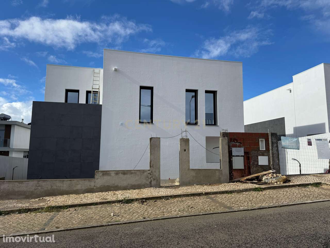 Moradia T4 contemporânea em Construção em Trajouce – São Domingos de R - Grande imagem: 3/51