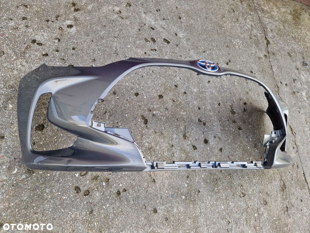 Toyota Yaris 4 IV 20- zderzak przedni znaczek - 2