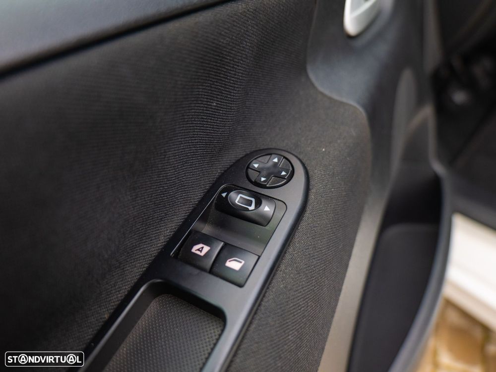 Peugeot 207 1.4 HDi Urban - 12